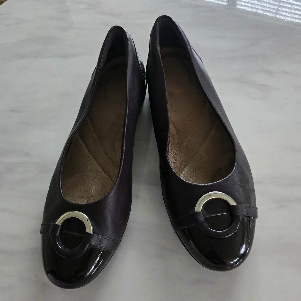 Clarks Womens Leather Slip-On Flats 9.5 Buckle Detail Burgundy Exellent